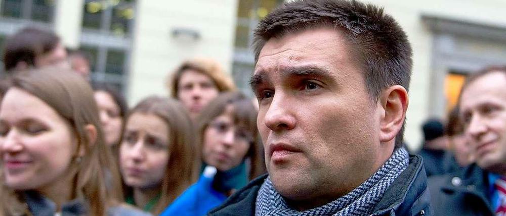 Der ukrainische Diplomat Pawlo Klimkin vor der Botschaft der Ukraine in Berlin.