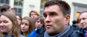 Der ukrainische Diplomat Pawlo Klimkin vor der Botschaft der Ukraine in Berlin.