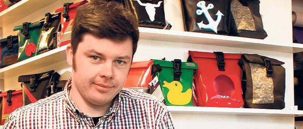 Hannes Gebbien fertigt Taschen aus Materialresten.