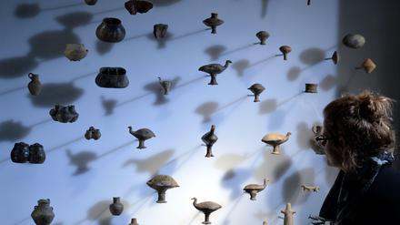 Vogelklappern aus der Jüngeren Bronzezeit. Oft werden die Artefakte förmlich aufgespießt und frei schwebend präsentiert. 