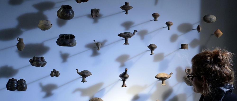 Vogelklappern aus der Jüngeren Bronzezeit. Oft werden die Artefakte förmlich aufgespießt und frei schwebend präsentiert.