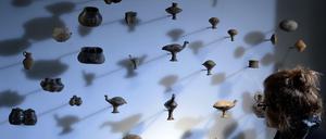Vogelklappern aus der Jüngeren Bronzezeit. Oft werden die Artefakte förmlich aufgespießt und frei schwebend präsentiert. 