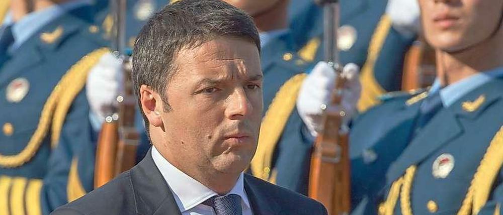 Italiens Premier Matteo Rezin vor chinesischen Soldaten während seines Besuchs in Peking