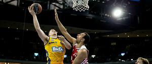 Dominant: Albas Leon Radosevic (l) setzt sich unterm Korb gegen Bayerns Yassin Idbihi durch.