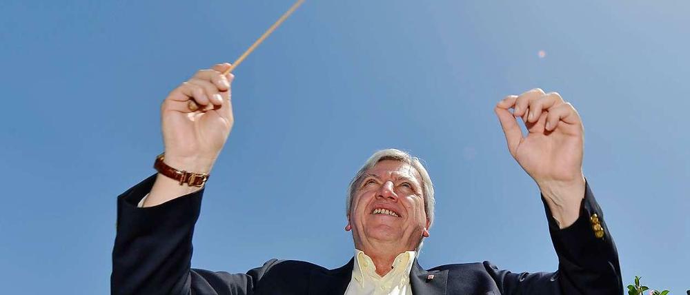 Volker Bouffier, hier als Dirigent beim Hessentag in Bensheim