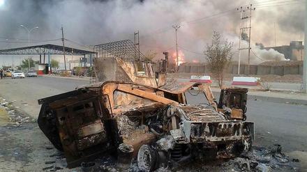 Abgebranntes Auto in Mossul: Die Rebellen haben mehrere Städte im Irak unter ihre Kontrolle gebracht. 