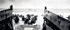 In den Rachen des Todes. So nannte der Fotograf Robert F. Sargent dieses Bild, das aus einem der Landungsboote aufgenommen wurde, die am Morgen des 6. 6. 1944 rund 130000 alliierte Soldaten an die Strände der Normandie brachten. 
