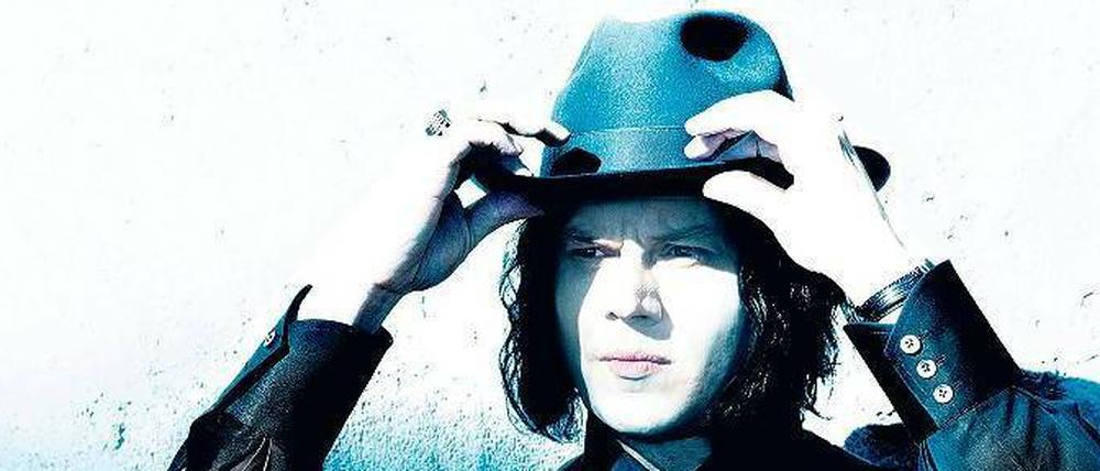 Farbwechsel. Früher war alles schwarz-rot-weiß, jetzt ist Jack White in seine blaue Phase eingetreten.