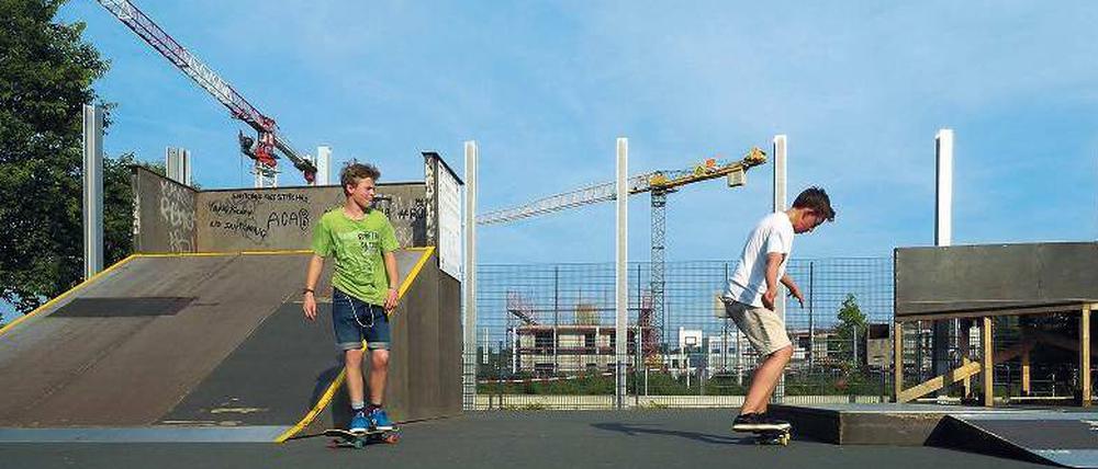 Noch ist der Blick frei. Zwei Skater nutzen den Sportplatz des Jugendtreffs an der Dahlemer Marshallstraße. Von der fünf Meter hohen Lärmschutzmauer sind erst Stützen zu sehen.