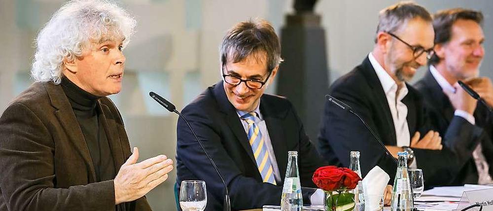 Philharmoniker-Chefdirigent Simon Rattle bei der Präsentation der Saison 2014/15 zusammen mit Intendant Martin Hoffmann und den Musikern Peter Riegelbauer und Olaf Maninger (v.l.n.r.)