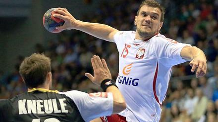 Polens Michal Jurecki (r.) springt höher als der Deutsche Tim Kneule.