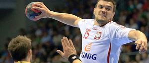 Polens Michal Jurecki (r.) springt höher als der Deutsche Tim Kneule.