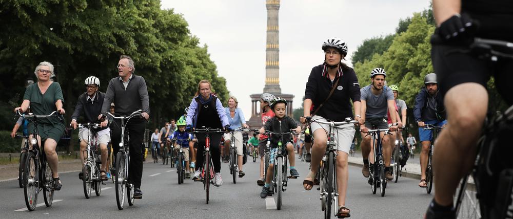 Die ganze Straße für Radfahrer? So weit ist es noch nicht - nur bei der Fahrradsternfahrt des ADFC.