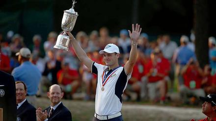Mann mit Pokal. Martin Kaymer spielte in Pinehurst vielleicht das Turnier seines Lebens.