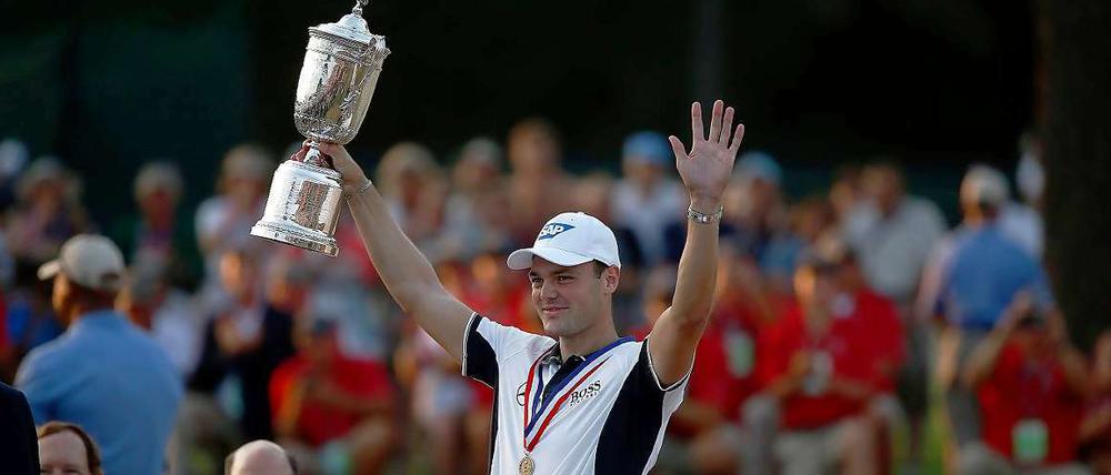 Mann mit Pokal. Martin Kaymer spielte in Pinehurst vielleicht das Turnier seines Lebens.