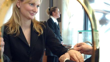 „Die können Sie gut tragen!“ Kaufen können Kunden die passende Uhr dann allerdings auch im Netz.