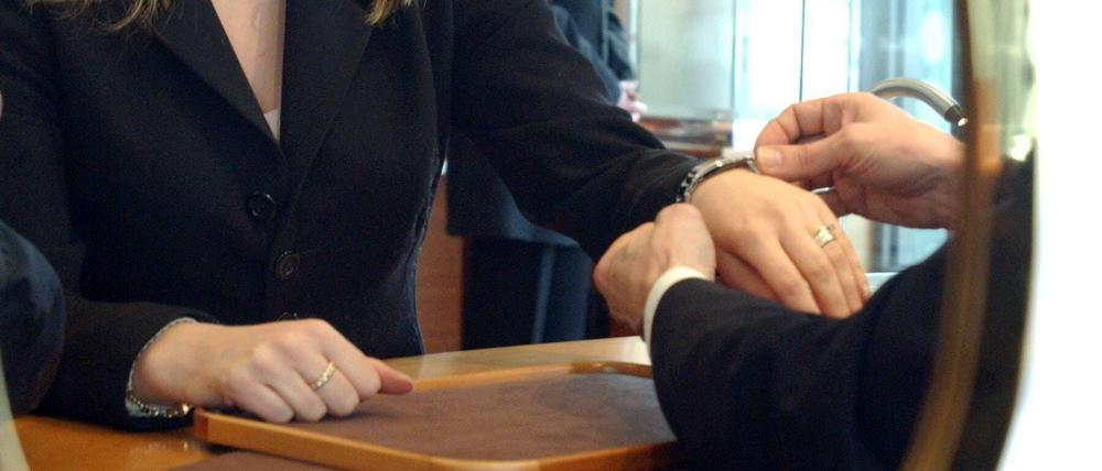 „Die können Sie gut tragen!“ Kaufen können Kunden die passende Uhr dann allerdings auch im Netz.
