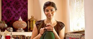 Auf dem Sofa, nicht zwischen den Stühlen. Hatice Akyün hat sich in Berlin eingerichtet.