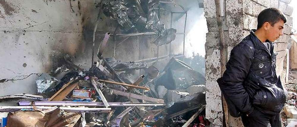 Ein irakischer Junge in Mossul steht dort, wo zuvor eine Autobombe explodierte (Archivbild).