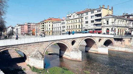 Erinnerungsort. Bei der Lateinerbrücke in Sarajevo schoss Gavrilo Princip am 28. Juni 1914 auf Erzherzog Franz Ferdinand und dessen Frau Sophie. „Hier findet man den Anlass des Ersten Weltkriegs, aber nicht die Ursache“, sagt Regisseur Kroesinger.