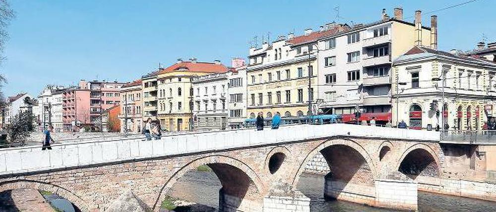 Erinnerungsort. Bei der Lateinerbrücke in Sarajevo schoss Gavrilo Princip am 28. Juni 1914 auf Erzherzog Franz Ferdinand und dessen Frau Sophie. „Hier findet man den Anlass des Ersten Weltkriegs, aber nicht die Ursache“, sagt Regisseur Kroesinger.