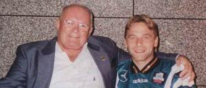 Fußball-Weltmeister Thomas Häßler mit seinem Förderer Heinz Boock vom Weddinger Club BFC Meteor.