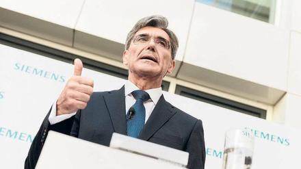Joe Kaeser reckt bei einer Rede den Daumen in die Höhe.