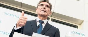 Joe Kaeser reckt bei einer Rede den Daumen in die Höhe.