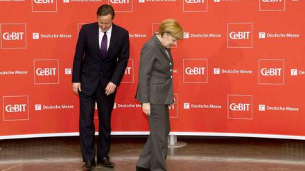 Innenverteidiger Merkel besiegt Rechtsaußen David Cameron im Zweikampf bei der "Unsichtbar-WM". Sie ist halt fußballerisch begabter.