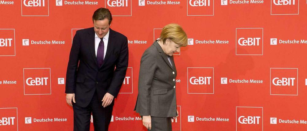 Innenverteidiger Merkel besiegt Rechtsaußen David Cameron im Zweikampf bei der "Unsichtbar-WM". Sie ist halt fußballerisch begabter.