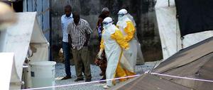 Geschützt. Wer Ebola-Patienten pflegt, muss strenge Hygieneregeln beachten.