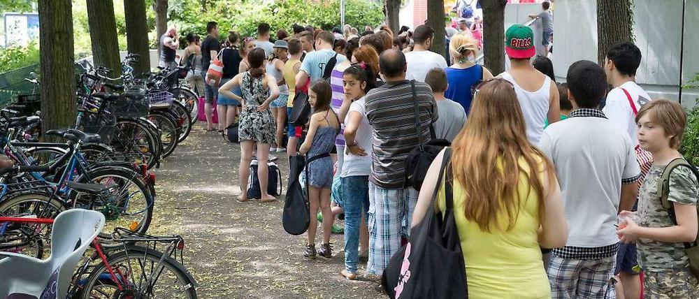 Nur die Ruhe. Wer am Pfingstmontag ins Freibad wollte, musste lange Wartezeiten in Kauf nehmen, wie hier in der Seestraße. Taschenkontrollen verzögern den Einlass noch zudem. 