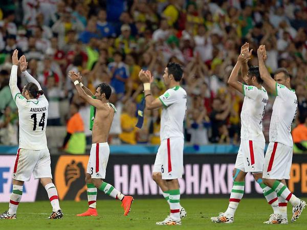 Danke! Danke Steffen Simon. Iranische Nationalspieler winken dem ARD-Moderator zu. Oder?