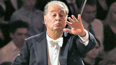 Der spanische Dirigent Rafael Frühbeck de Burgos bei einem Konzert mit der Dresdner Philharmonie.