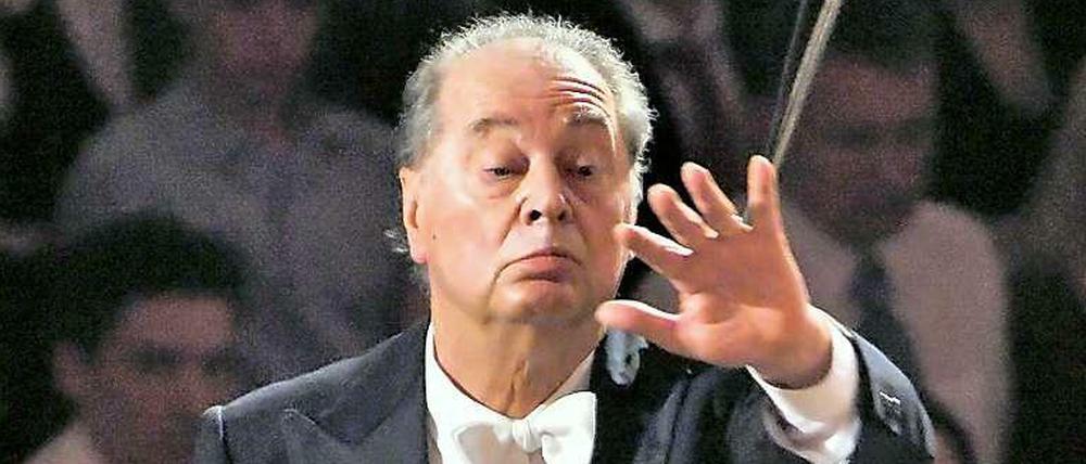 Der spanische Dirigent Rafael Frühbeck de Burgos bei einem Konzert mit der Dresdner Philharmonie.