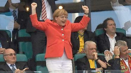 Jubelnde Kanzlerin. Angela Merkel freut sich über das erste Gruppenspiel der deutschen Nationalmannschaft in Brasilien.