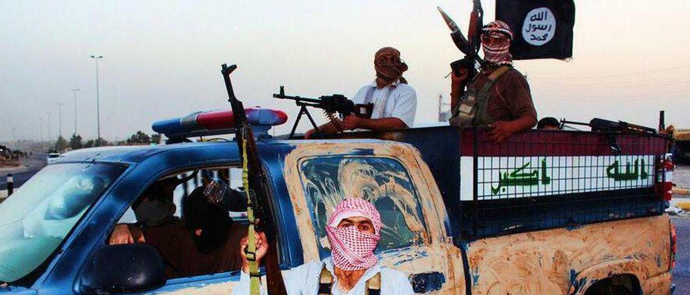 Vermummte Anhänger der Extremistengruppe Islamischer Staat im Irak und in Syrien (Isis) im Irak.