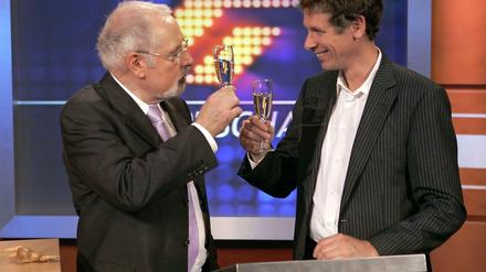 Stößchen. Zwei Meister des Herrenwitzes beim Herrengedeck. Steffen Simon und Heribert Faßbender, dem er als WDR-Sportchef ins Amt gefolgt war.