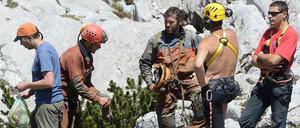 Zum Team der Rettungskräfte, die den verunglückten Forscher bergen wollen, gehören auch zwei Deutsche (2.v.l. u. 3.v.l.).