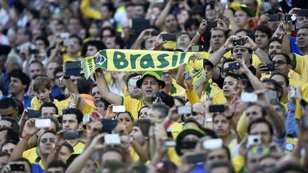 Hauptsache, die Fotos sind gut: Fans im WM-Stadion von Sao Paolo.