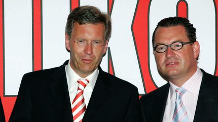 Einst zeigte sich Christian Wulff gerne mit Kai Diekmann (r.), wie hier 2006. Heute wirft er der "Bild"-Chefredakteur bei seinem Sturz als Bundespräsident "persönlichen Ehrgeiz" vor. 