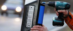 Blau soll helfen. Wie hier in Rheinland-Pfalz könnten auch Brandenburgs Straßen mit blauen Reflektoren ausgestattet werden. Diese helfen, die Zahl von Verkehrsunfällen mit Wildtieren entscheidend zu verringern. 