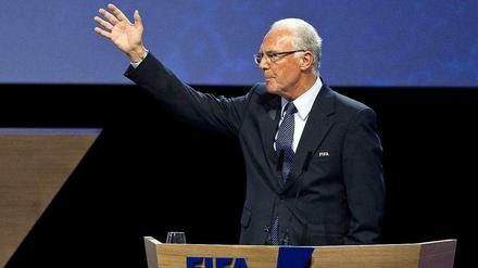 Was soll das? Franz Beckenbauer ist von der Fifa für 90 Tage zu einer Art unerwünschten Person in Weltfußball erklärt worden. Nun reist der Kaiser gar nicht erst zur WM in Brasilien an.