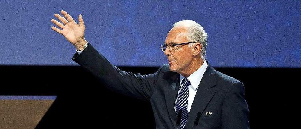 Was soll das? Franz Beckenbauer ist von der Fifa für 90 Tage zu einer Art unerwünschten Person in Weltfußball erklärt worden. Nun reist der Kaiser gar nicht erst zur WM in Brasilien an.