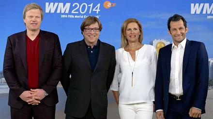 Die ZDF-Moderatorin im Quartier der deutschen Mannschaft, Katrin Müller-Hohenstein, posiert mit ZDF-Live-Reporter Bela Rethy (2.v.l), ZDF-Fußball-Experte Oliver Kahn (l) und ZDF-Fußball-Experte Hasan Salihamidzic in Hamburg während eines Fototermins vor einer ARD- und ZDF-Pressekonferenz in Hamburg für die Fotografen.