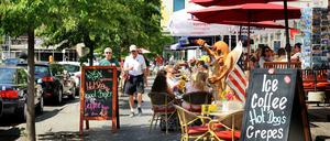 Und jetzt ’ne Pizza. Gedenken macht hungrig – am Holocaust-Mahnmal zumindest. Nach der Besichtigung werden die Besucher meist von Mitarbeitern der Kneipen gegenüber abgefangen. 