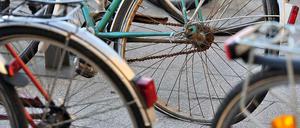 Bevor die vergessenen Fahrräder an Berliner Bahnhöfen verschrotten, versteigert die Bahn sie lieber.