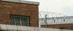 Die JVA in Plötzensee ist mit Stacheldraht gesichert - vier Häftlinge sollen die Mauern trotzdem überwunden haben.