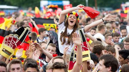 Public Viewing: Der eine erlebt die WM allein in seinen vier Wänden, die andere auf dem Sofa im Stadion des 1. FC Union Berlin. Der nächste vorm Brandenburger Tor 