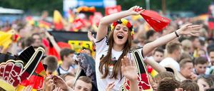 Public Viewing: Der eine erlebt die WM allein in seinen vier Wänden, die andere auf dem Sofa im Stadion des 1. FC Union Berlin. Der nächste vorm Brandenburger Tor 